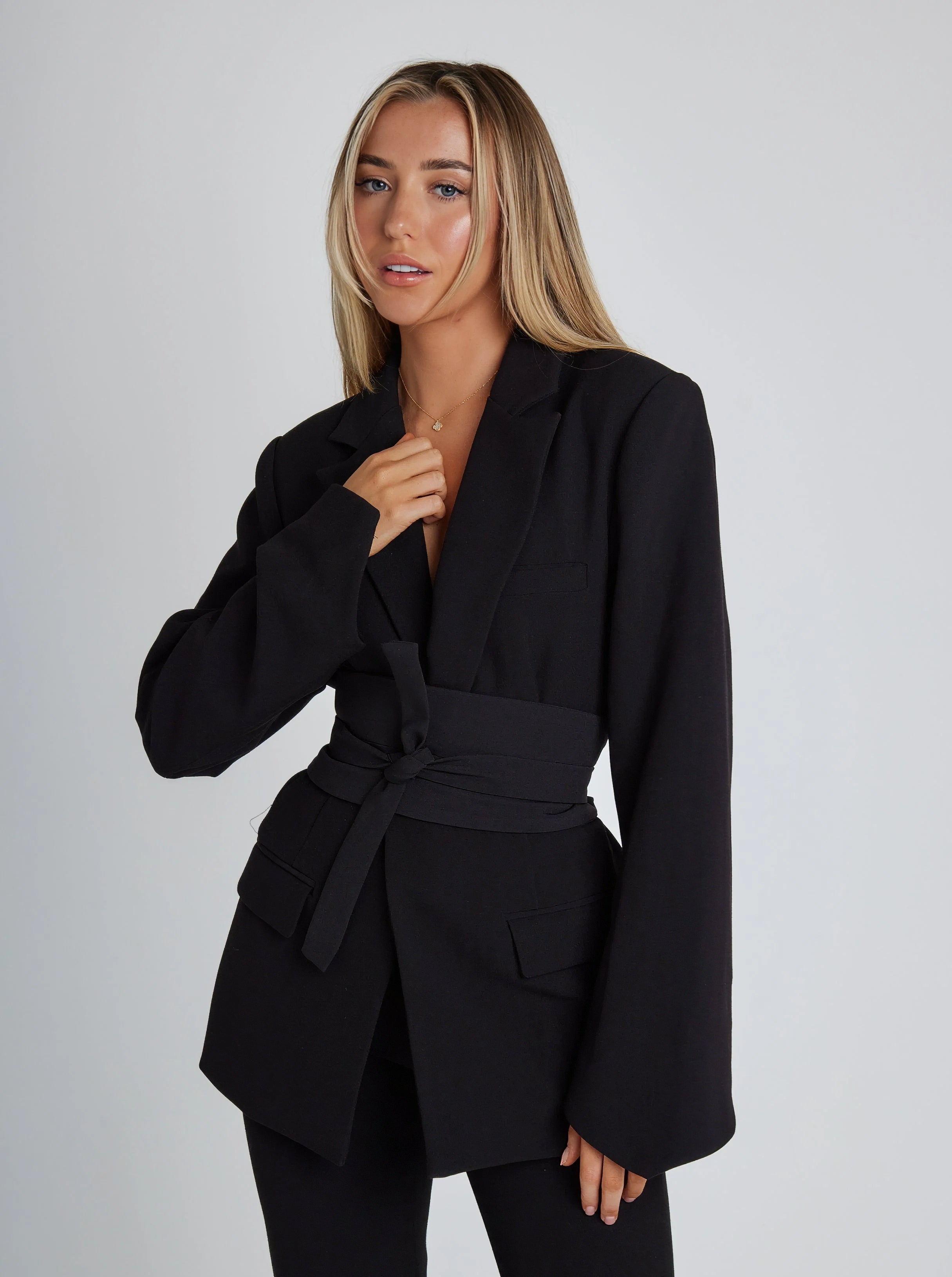 Tailored Blazer – Elegant Waist Detail – Versatile Workwear Look